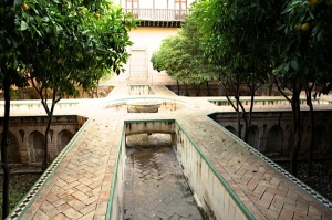 Jardín en crucero del Patio de la Contratación recuperado por Rafael Manzano. Alcázar de Sevilla © paisajistasmarbella